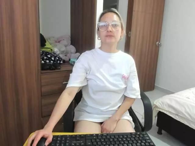 Adelejohnsonn on BongaCams 