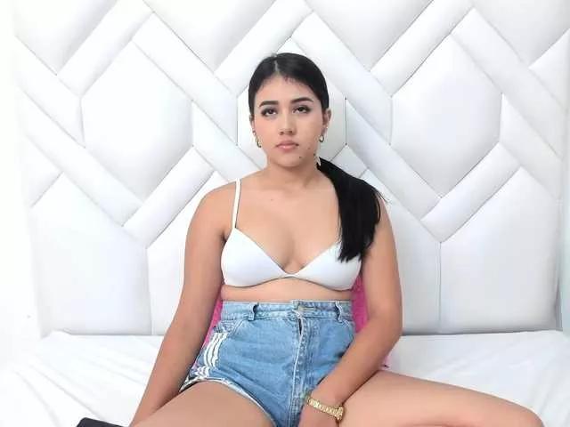 Analiaa18 on BongaCams 