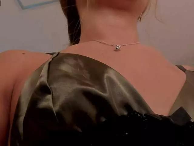 ErikaBenz on BongaCams 