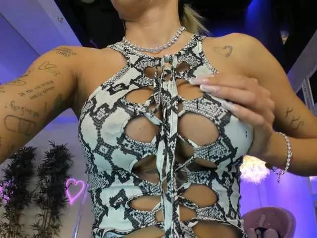 LisaAkira on BongaCams 