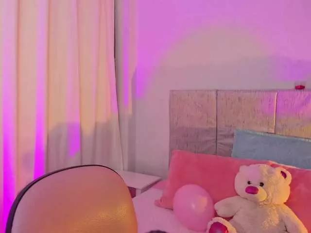 LucyEvanss on BongaCams 