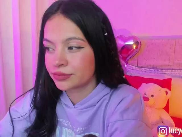 LucyEvanss on BongaCams 