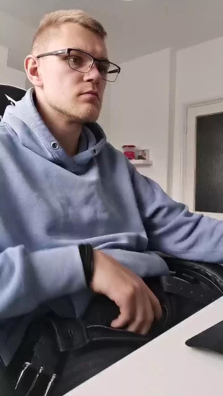 Aleex325 on Cam4 