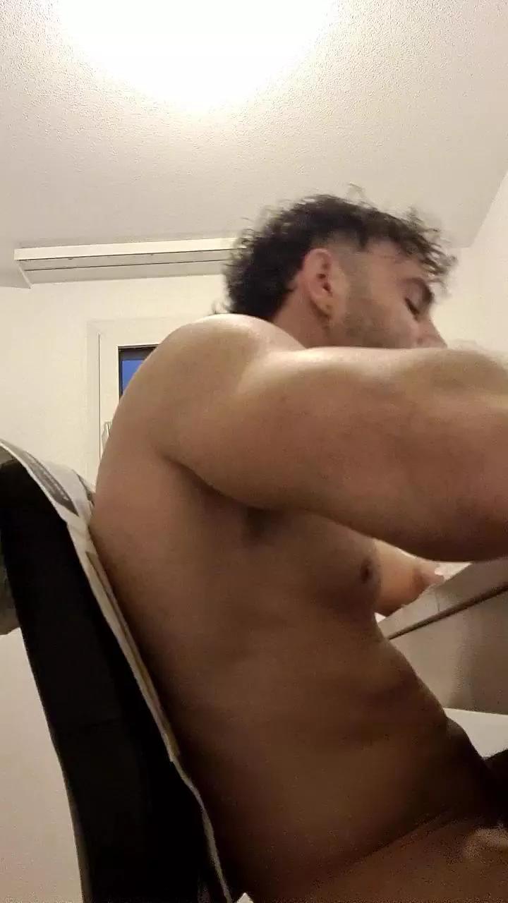 ALPHA_HUNK on Cam4 