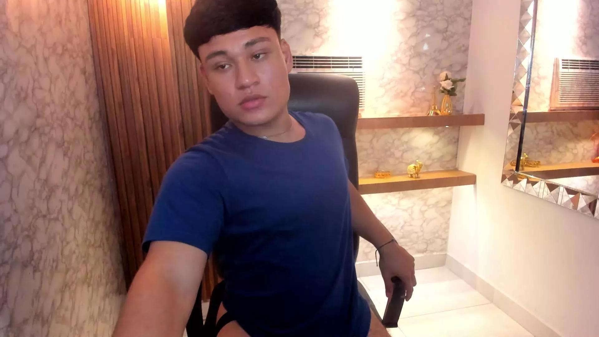 AndrewPeach on Cam4 