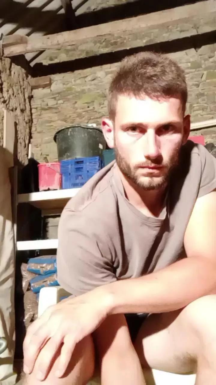 Benitoushow on Cam4 