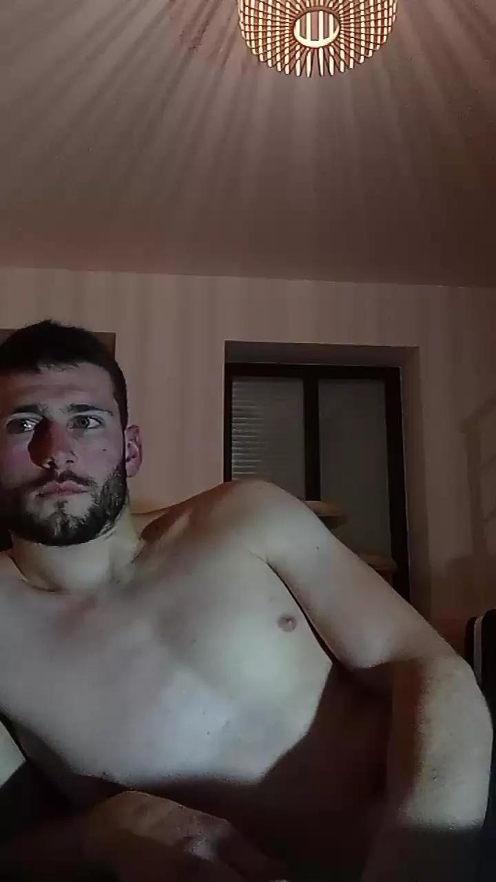 Benitoushow on Cam4 