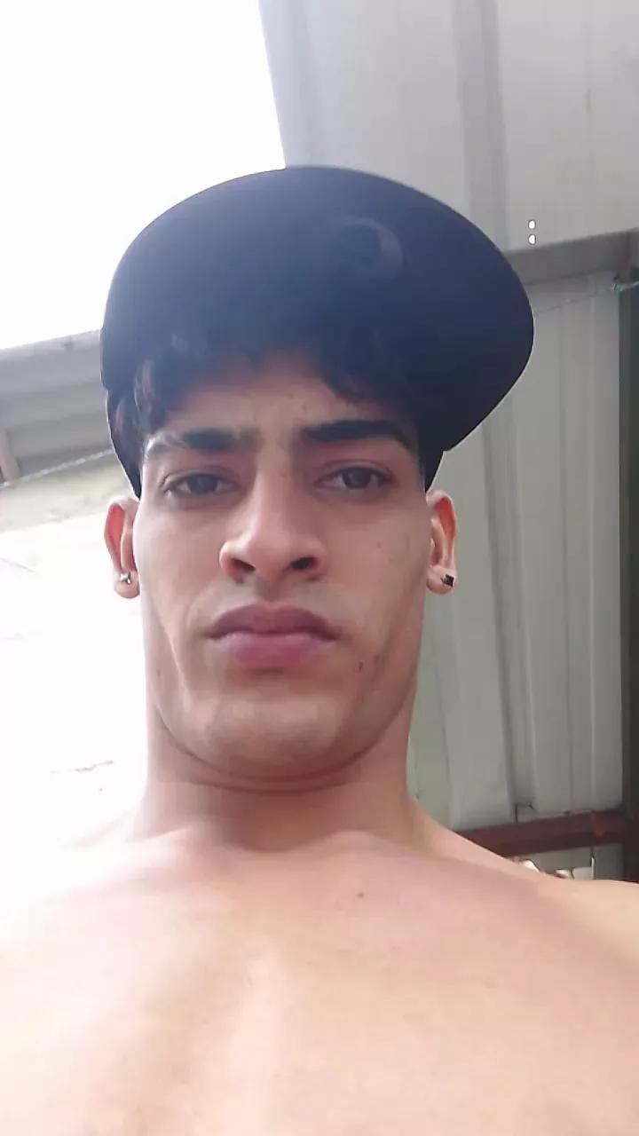 biglatinhard777 on Cam4 
