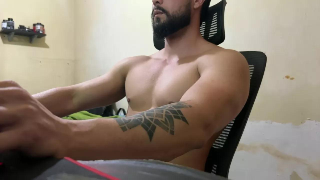 Fitnessrj21 on Cam4 
