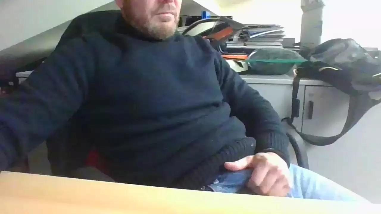 Leo_Hardyman on Cam4 
