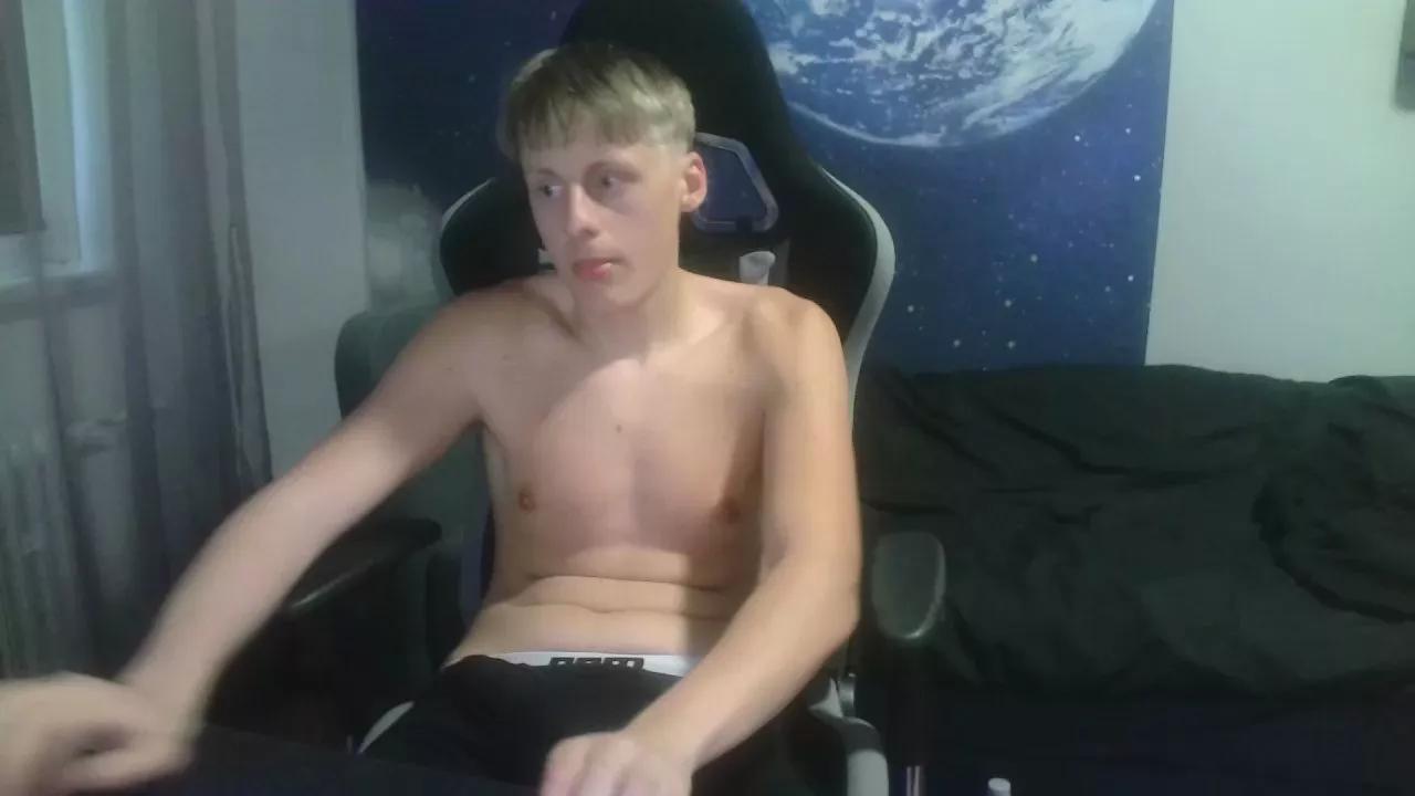 looverboy18y on Cam4 