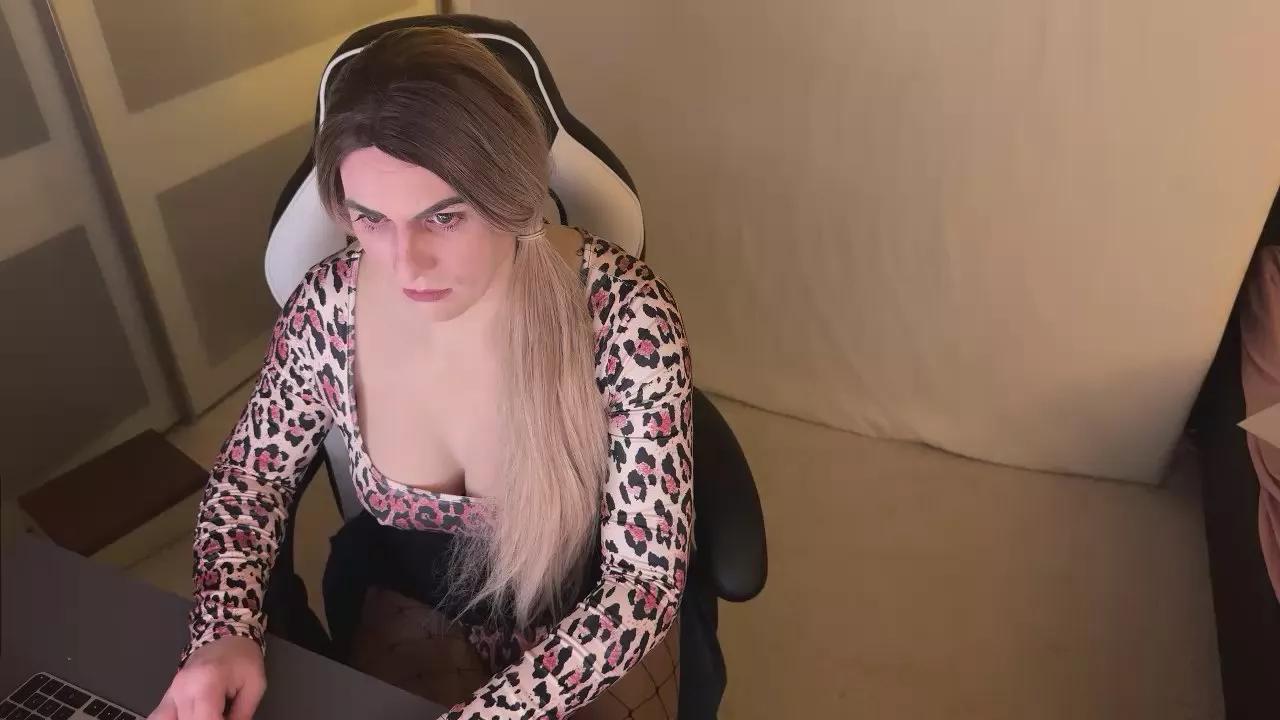 NylonQueen87 on Cam4 