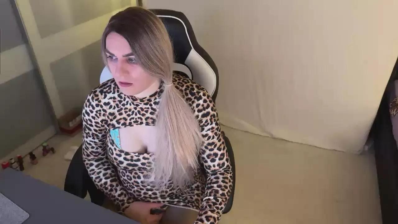 NylonQueen87 on Cam4 