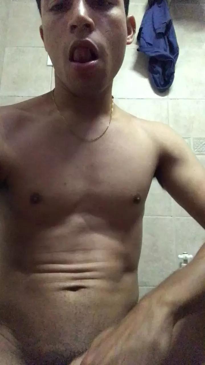pequeboy_hot on Cam4 