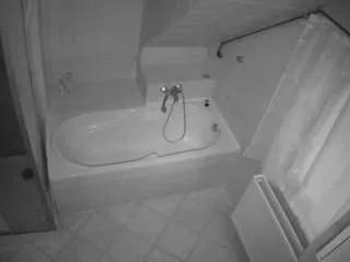 voyeurcam-julmodels-bath-2nd-1 on CamSoda 