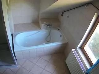 voyeurcam-julmodels-bath-2nd-1 on CamSoda 