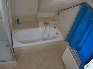 voyeurcam-julmodels-bath-2nd-1 on CamSoda 