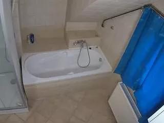 voyeurcam-julmodels-bath-2nd-1 on CamSoda 