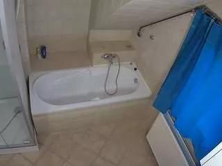 voyeurcam-julmodels-bath-2nd-1 on CamSoda 