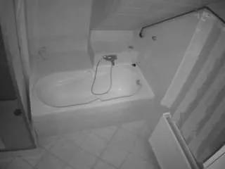 voyeurcam-julmodels-bath-2nd-1 on CamSoda 