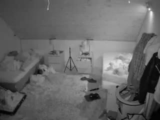 voyeurcam-julmodels-whitebed-2 on CamSoda 
