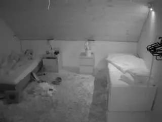 voyeurcam-julmodels-whitebed-2 on CamSoda 