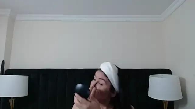 kiraGeiner on StripChat 