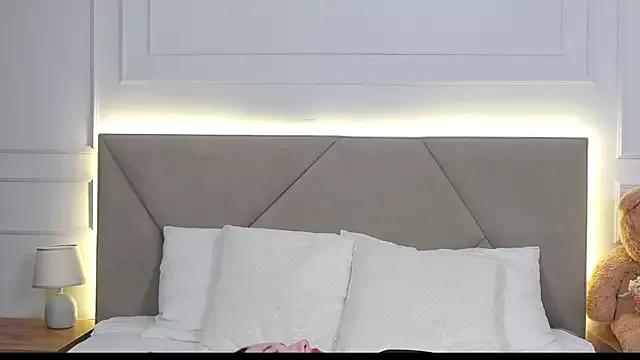 LeilaLow on StripChat 