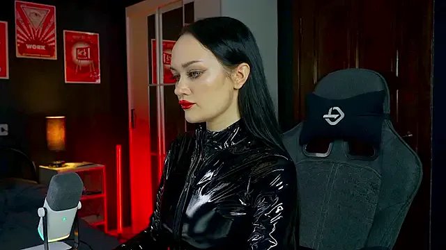 StripChat QueenAliss is Freechat QueenAliss — do you know how please Mistress?